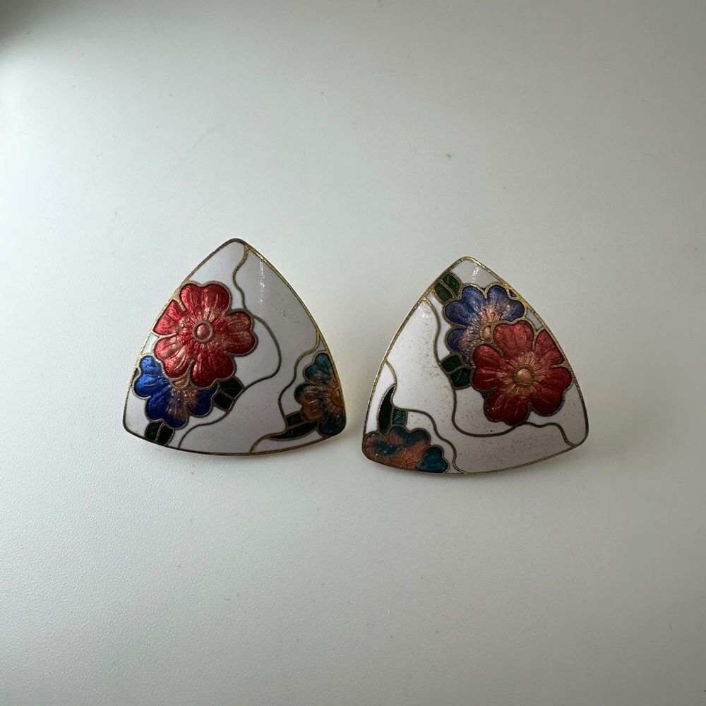 Stunning vintage trillion shaped Cloisonne white enamel with flowers earrings!